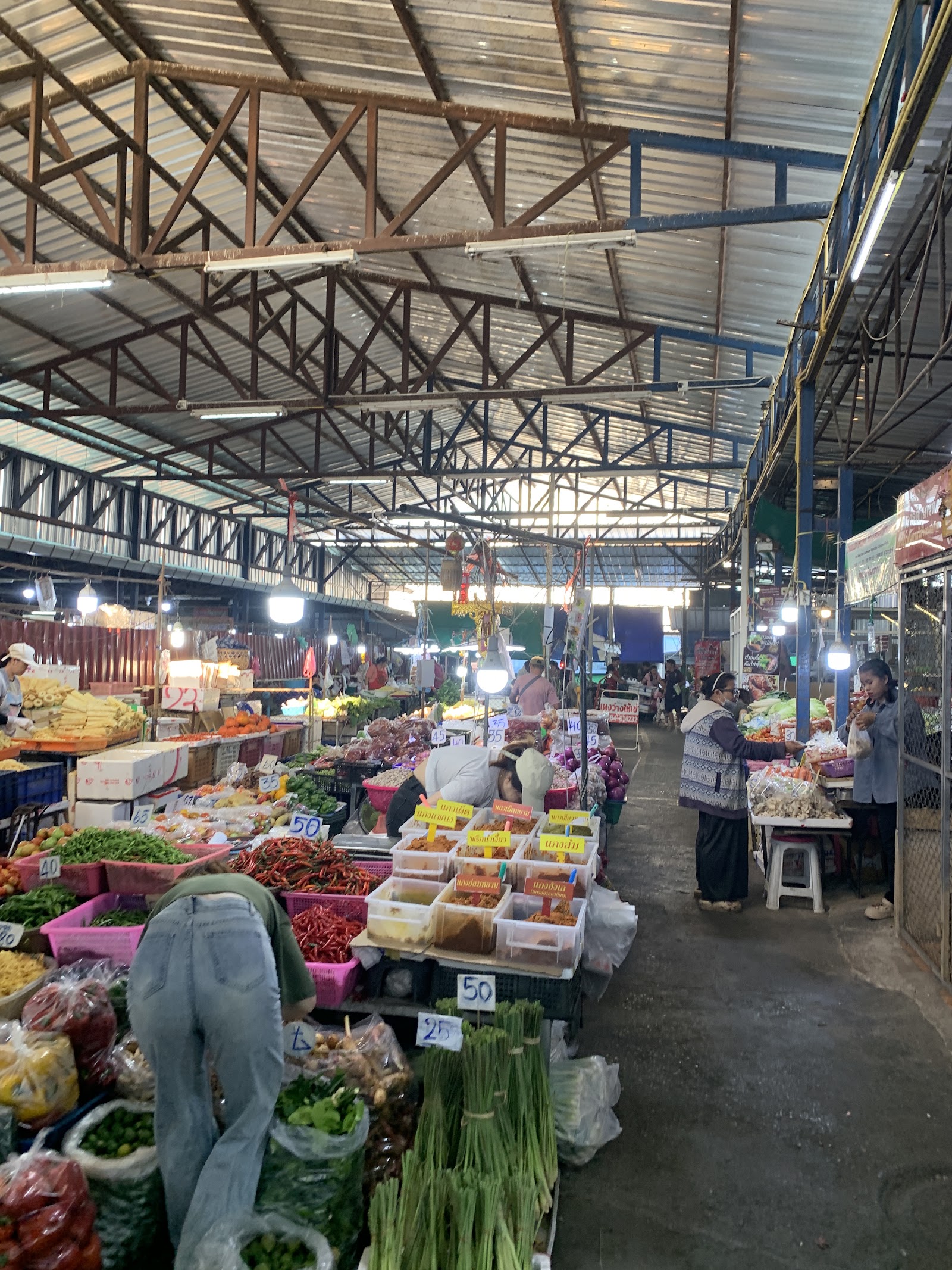 Traders at Mueang Mai Market