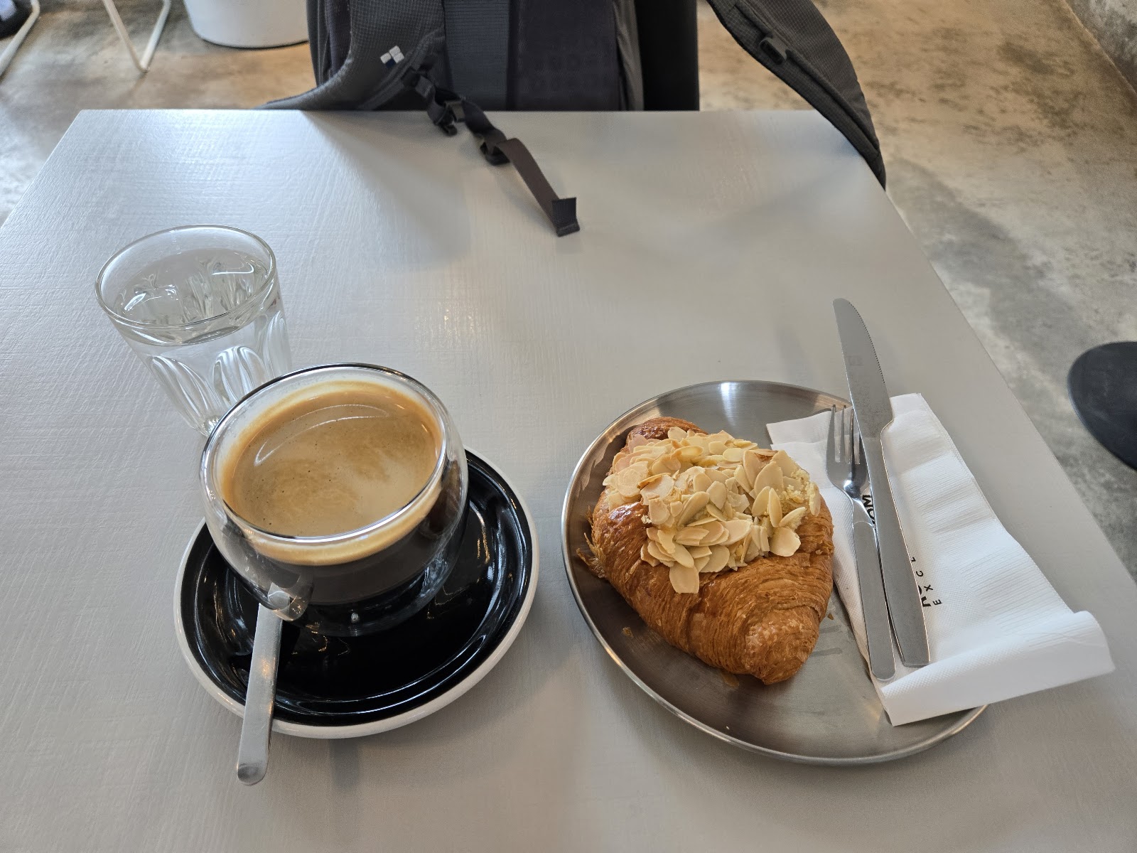 Coffee and seating at Roastniyom
