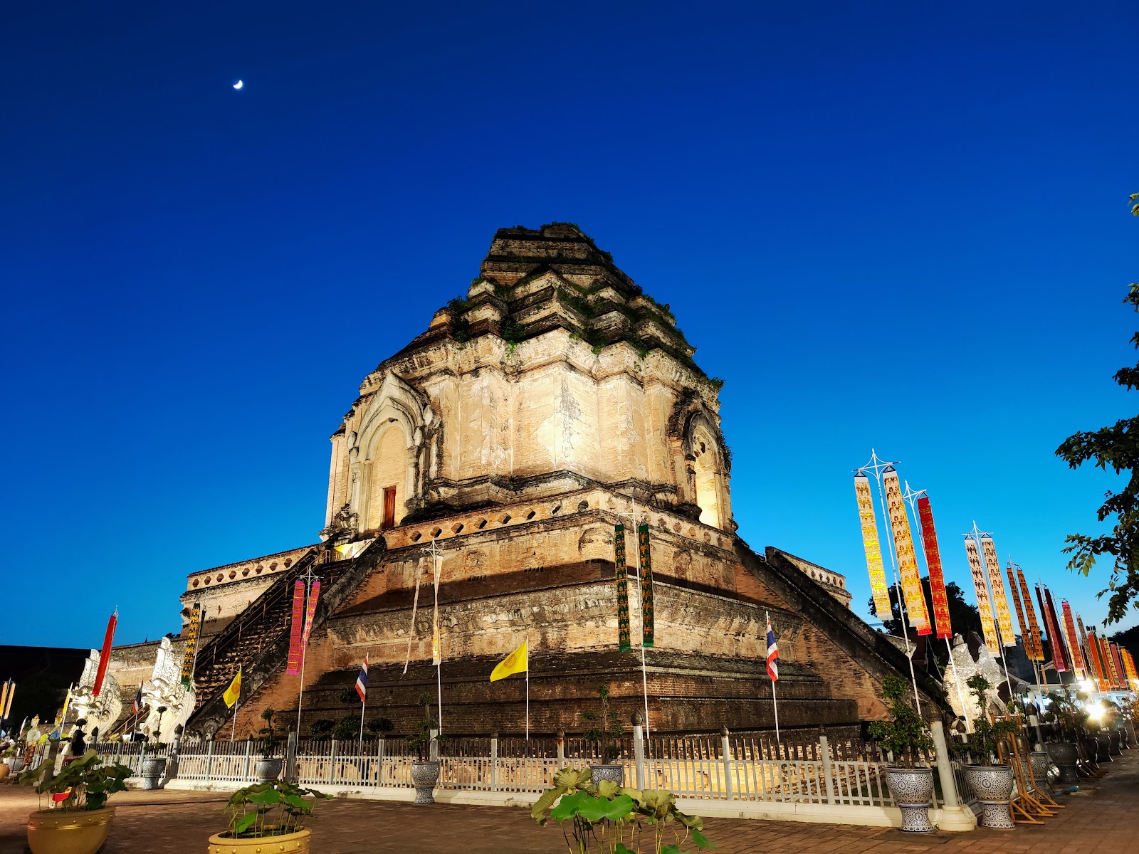 Wat Chedi Luang, the ruined brick chedi at the centre of the Old City
