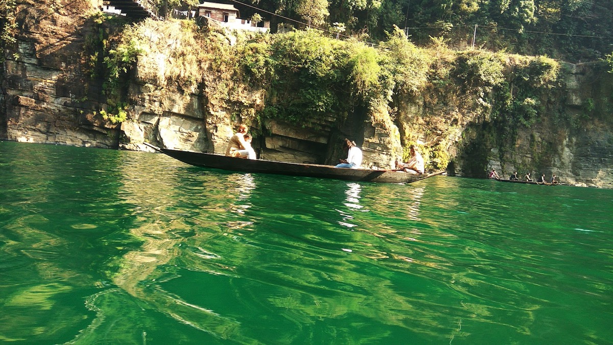 Dawki — the glass-water boat ride