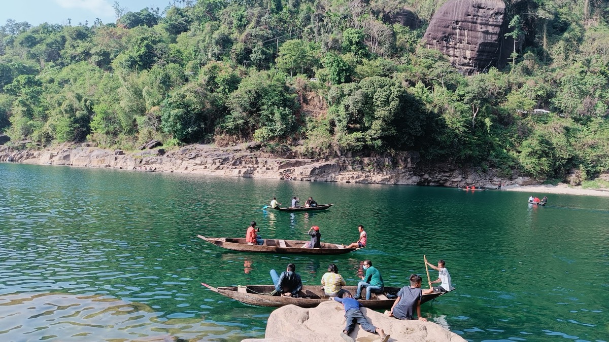 Dawki — the glass-water boat ride