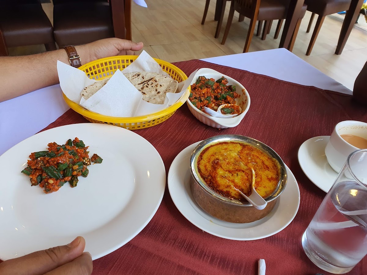 Vegetarian curries, chapati and chai at Kohinoor, Railay East