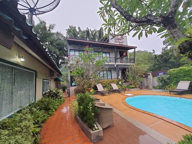 Pool and rooftop at KLW